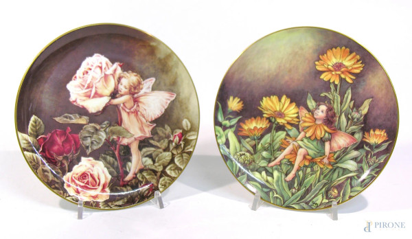 Coppia di piatti in porcellana Royal Worcester, rara serie dedicata alle Fate, diametro ciascuno cm 20