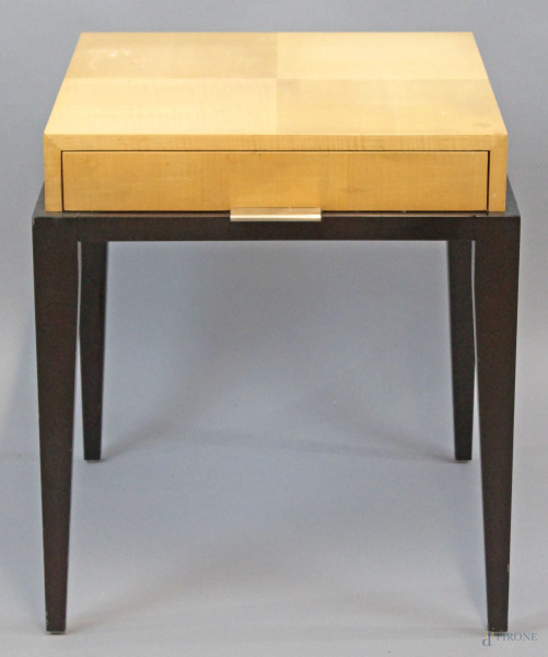 Tavolino di linea quadrata in acero ad un cassetto, quattro gambe laccate nere, altezza cm 60x54x54,  XX secolo