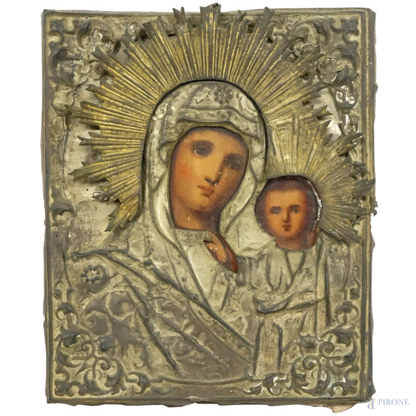 Icona ortodossa raffigurante la Madonna con il Bambino, olio su tavola con riza in metallo, Russia, XIX secolo, cm 18,5x15