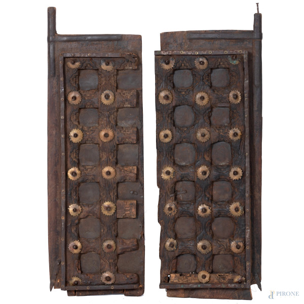 Coppia di sportelli in legno dipinto ed intagliato con inserti in ferro, XIX-XX secolo, cm 80,5x26x5,5, (segni di usura, scalfiture, rotture, difetti)