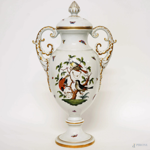 Vaso in porcellana Herend, XX secolo, corpo a balaustro con due manici a foglia di acanto a rocailles, motivo decorativo dipinti a mano in policromia raffigurante uccellini e farfalle, cm h 51