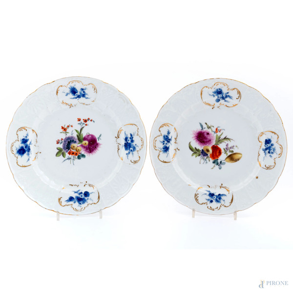 Lotto di due piatti in porcellana Meissen decorati a motivi floreali, XIX secolo, diametro massimo cm 25, (lievi segni di usura)