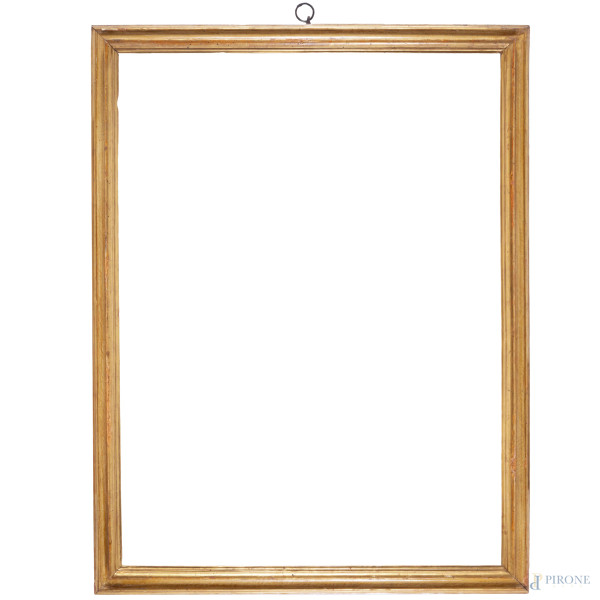 Cornice in legno dorato e intagliato, XIX secolo, cm 99,5x131; luce cm 86x117,(scalfiture e cadute doratura)