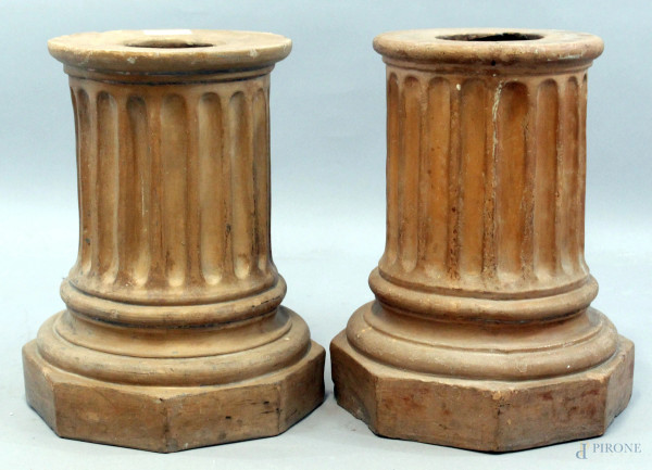 Coppia di mezze colonne in terracotta, base ottagonale, altezza cm 44, (difetti)