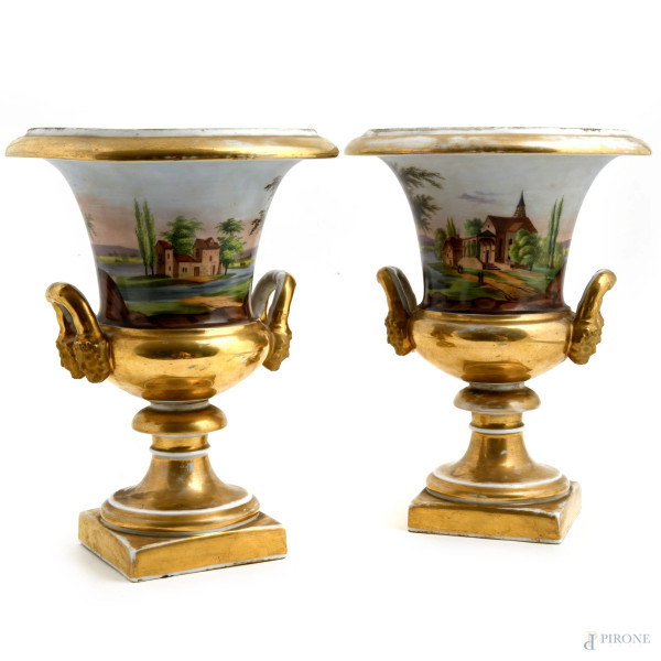 Coppia di vasi Stile Impero in ceramica dorata e dipinta con scorci campestri, XIX secolo, altezza cm 28,5 (cadute di colore, sbeccature, felature)