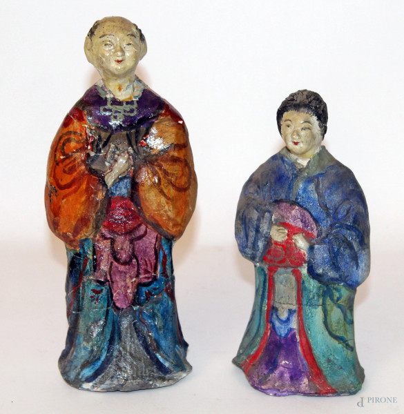 Lotto composto da due personaggi orientali in terracotta policroma, XIX sec.
