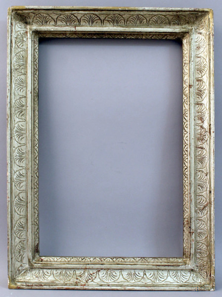 Cornice in legno argentato, (specchio cm. 35,5x51,5 ingombro cm. 61x45).
