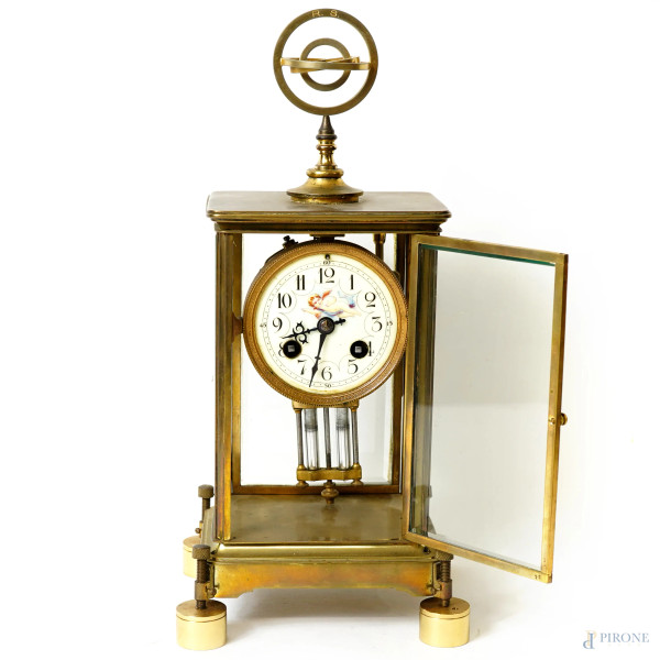 Orologio da tavolo a pendolo con cassa in ottone e vetro, decorazione smaltata. Francia, fine del...