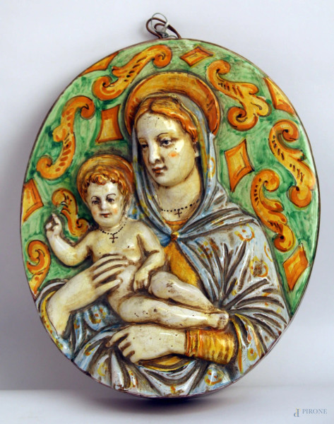 Placca in maiolica dipinta a soggetto di Madonna con Bambinello, alto Lazio XIX sec., h.34 cm