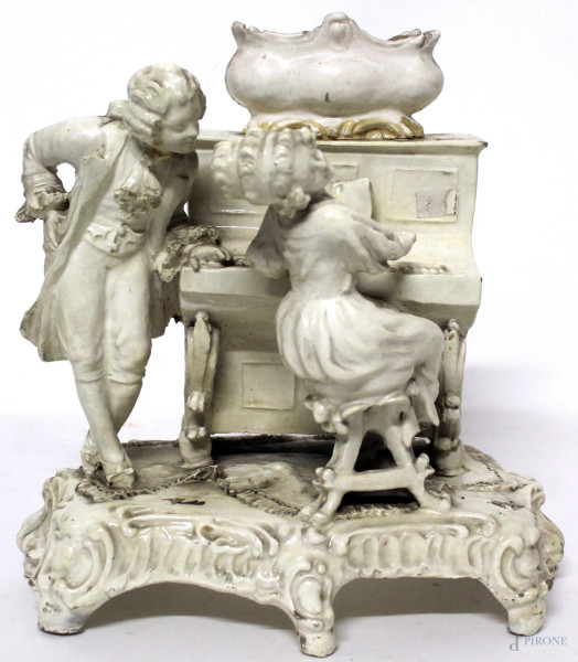 Figure al pianoforte, gruppo in porcellana bianca, Bassano XIX sec., H. 27 cm., (difetti).