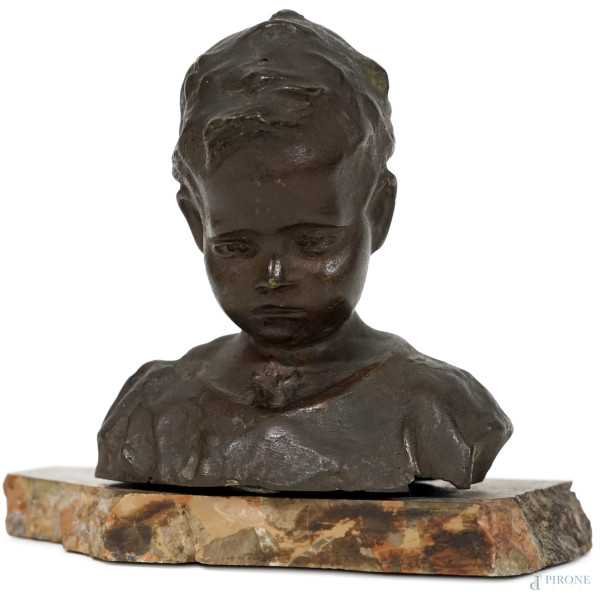 Piccola scultura in bronzo raffigurante il busto di un bambino, su base in marmo, XIX-XX secolo, altezza cm 13,5 (difetti)