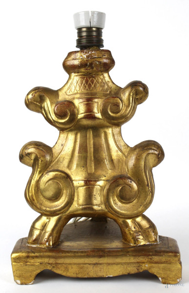 Lampada da tavolo in legno intagliato e dorato, altezza cm 35,5, XX secolo.