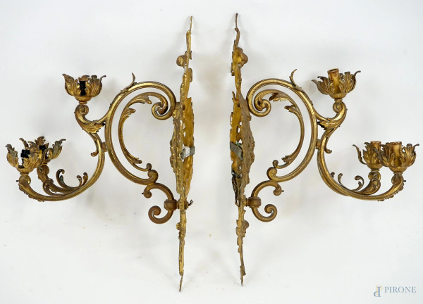 Coppia di appliques a tre luci in bronzo dorato, XX secolo, cm 65,5