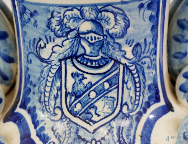 Grande vaso biansato in maiolica Savona, XVIII secolo, decorato in monocromia blu con figure clas...