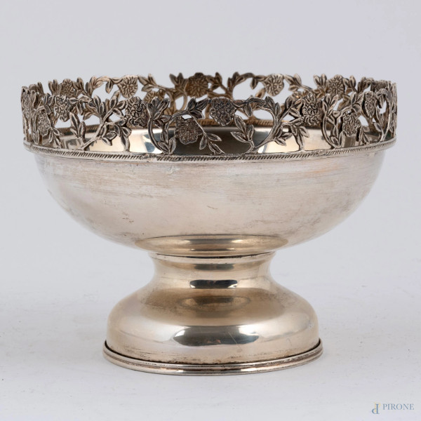 Alzatina in argento 800/000 con orlo traforato a motivi floreali, altezza cm 11,5, peso gr260