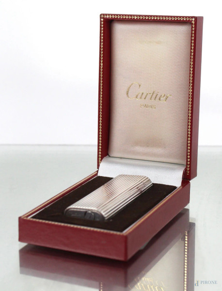 Accendino Cartier in argento 925, di forma rettangolare, cm 7x2x1, completo di certificato di garanzia, entro custodia originale