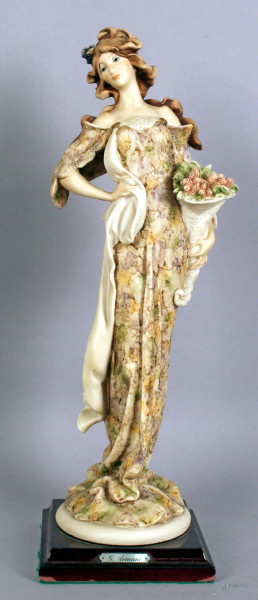 Donna Liberty, scultura in bisquit policroma, altezza 36 cm, firmata G. Armani.