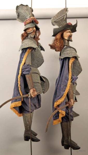 Lotto di due marionette a soggetti di moschettieri con armature in metallo, primi 900, h. 110 cm