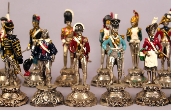 Lotto composto da ventiquattro soldatini in argento, altezza max. 16 cm, gr. Totali 6460.