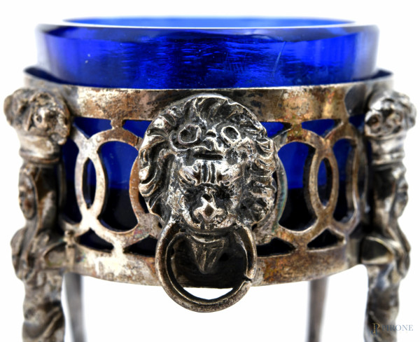 Lotto di sette oggetti in argento e vetro blu cobalto, XIX secolo, misure massime cm 14x21x11