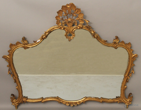 Specchiera di linea centinata in legno intagliato e dorato, 112x130 cm