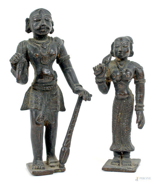 Coppia di figure maschile e femminile in bronzo, arte orientale, altezza max cm 18, (difetti).