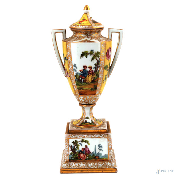 Potiche in porcellana Vecchia Vienna con decori nei toni dell'oro e scene galanti, XIX-XX secolo, altezza cm 29, (segni di usura)