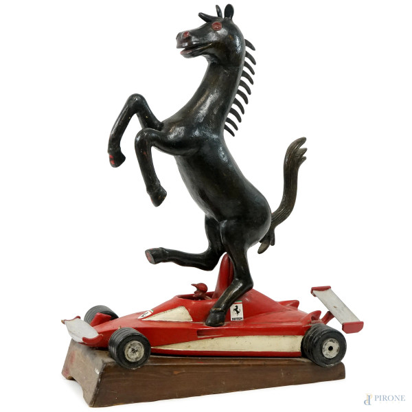 Cavallino - Ferrari, scultura in legno intagliato, laccato e dipinto, cm h 90x77x32, XX secolo, (difetti).