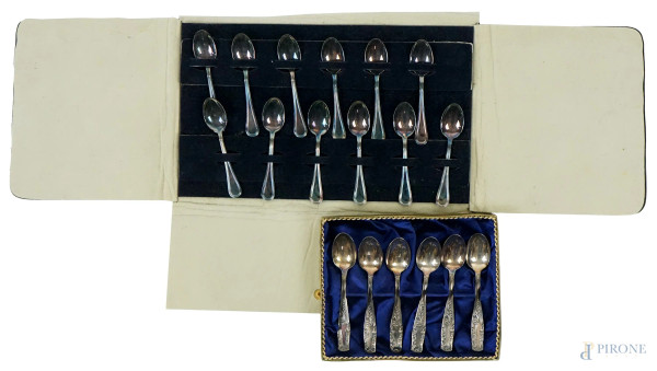 Lotto composto da due set di cucchiani in argento e metallo argentato, peso netto argento gr. 83, entro custodie