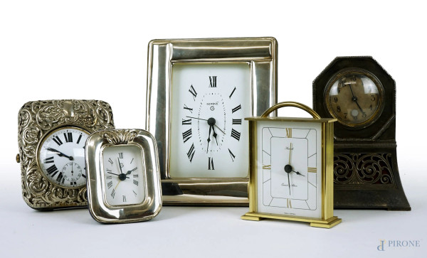 Lotto composto da cinque orologi da tavolo in argento, metallo argentato e dorato, ingombro max cm 18,5x14,5x6, XX secolo, (difetti).