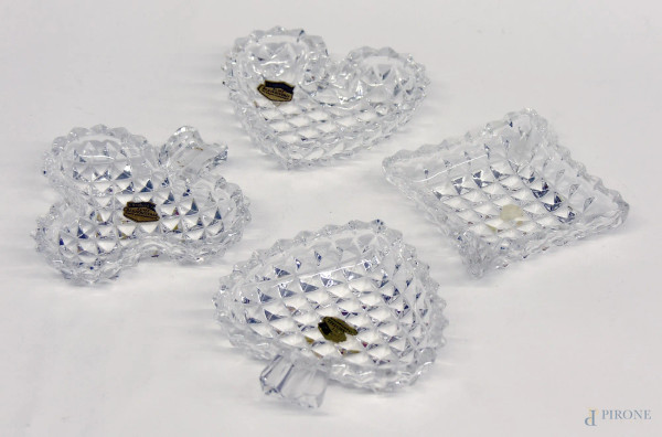 Gruppo di quattro posacenere in cristallo di Boemia ispirati alle carte da poker a forma di quadri, cuori, fiori, picche   