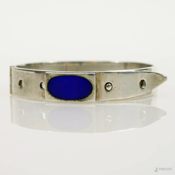 Gucci Boutique, bracciale rigido a forma di cintura in argento con inserto ovale smaltato blu, peso gr. 41, (imperfezioni)