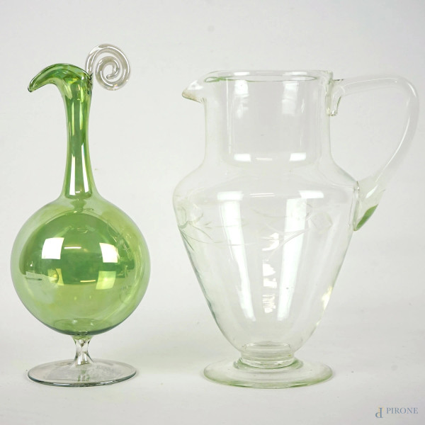 Lotto composto da due caraffe in vetro verde e trasparente, alt. max cm 30,5, XX secolo.
