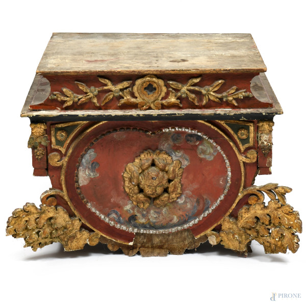 Base in legno intagliato, laccato e dorato, XX secolo, cm 41,5x58,5x35, (segni di usura, rotture, difetti)