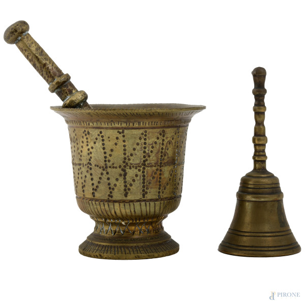Lotto di mortaio e campanella in bronzo dorato, XX secolo, (difetti), cm 10x10x10