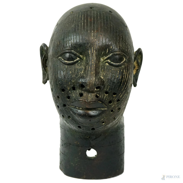 Volto, scultura in bronzo, cm h 36, stile Regno del Benin.