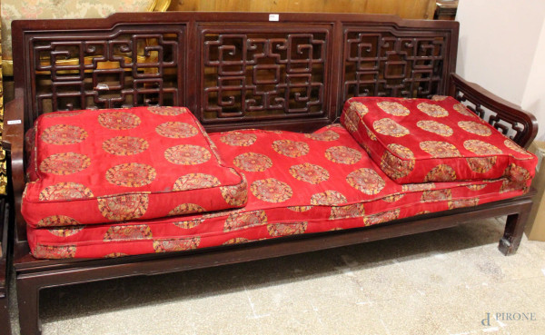 Salotto composto da due poltrone in legno di tek con sedute rivestite in raso, arte orientale XIX sec.