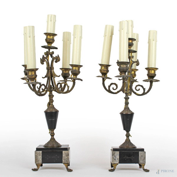 Coppia di candelabri in metallo dorato a cinque fiamme montati a lampada, cm h 44, XX secolo, (segni del tempo e meccanismi da revisionare).
