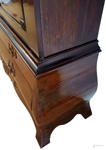 Trumeau in legno intarsiato del XIX secolo, cornice di linea spezzata, fronte a due ante, un cass...