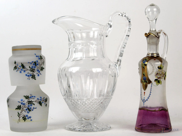 Lotto composto da una brocca in cristallo controtagliato, una bottiglia in vetro colorato ed un versatoio con bicchiere in vetro satinato a decori floreali policromi, XX secolo