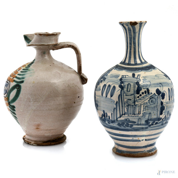 Lotto composto da due versatoi per olio in maiolica, XIX-XX secolo, altezza massima cm 24, (segni di usura, scalfiture, felature, cadute di smalto stannifero, difetti di cottura, rotture, mancanze)