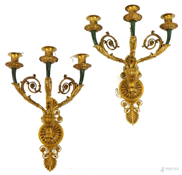 Coppia di appliques a tre luci stile impero, inizi XX secolo, in metallo dorato e laccato verde, cm h 43 circa