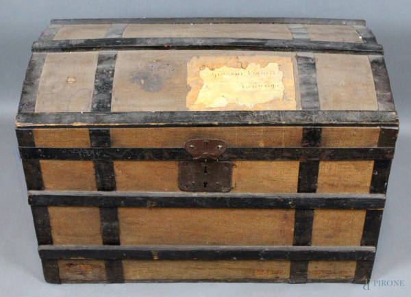 Antico baule in legno, parte superiore ad arco, borchie e maniglie in ferro, altezza cm. 47,5x71x44, (difetti).