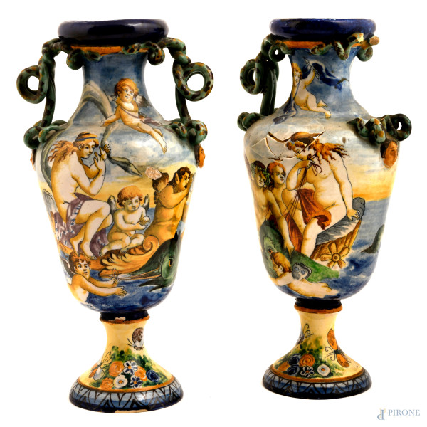Coppia di vasi in ceramica a doppia ansa serpentiforme dipinti con trionfo di Galatea, XX secolo altezza cm 32, (difetti e gravi rotture)
