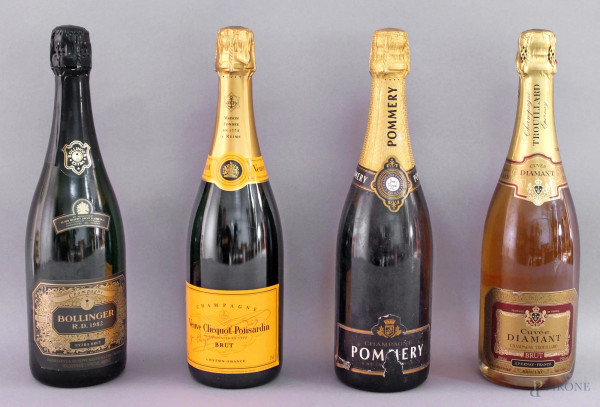 Lotto composto da quattro bottiglie di Champagne.