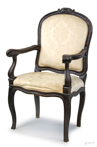 Poltrona Luigi XV in noce, schienale e seduta imbottiti e rivestiti in tappezzeria damascata  panna, cm h 115,5, (difetti)