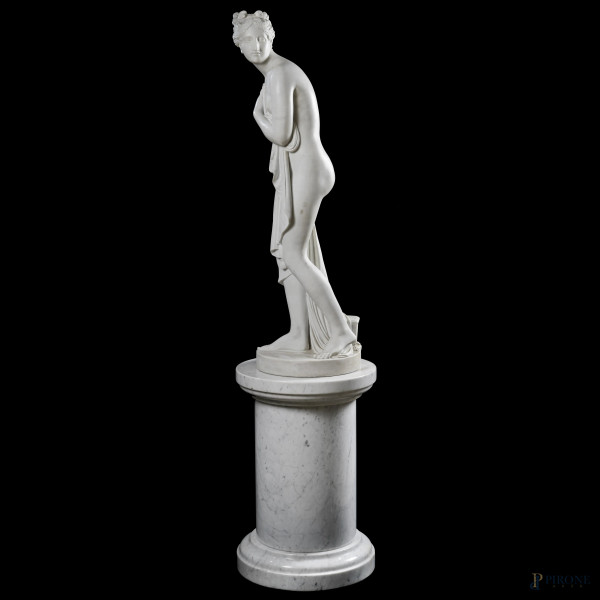 Venere al bagno, XIX secolo, scultura in marmo, altezza cm 103 su colonna in marmo, altezza cm 60,5