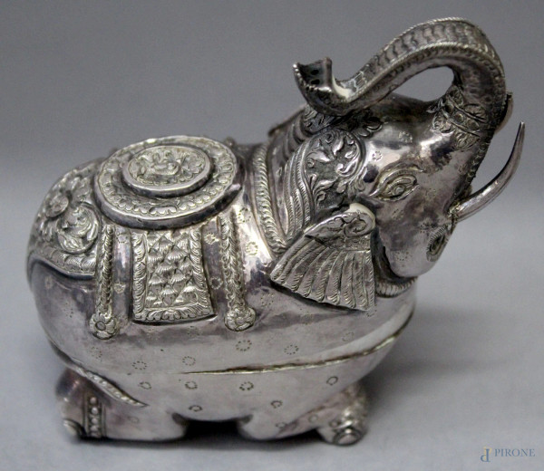 Scatola a forma di elefante in argento, arte orientale, altezza 8 cm, gr. 95.