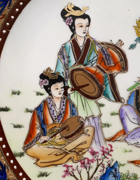 Porcellana cinese, piatto di tarda Dinastia Repubblica Popolare Cinese (XX sec.), finemente dipin...