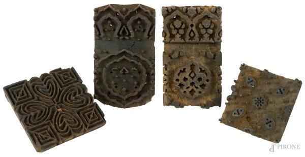 Quattro timbri per tessuti in legno con decori scolpiti a varie fantasie, misure max cm 6,5x19x11, arte orientale, XX secolo, (difetti).